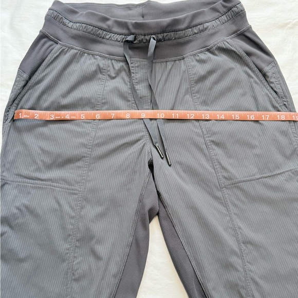 Lululemon dance studio Gray Size 6 cropped pants - Picture 6 of 15